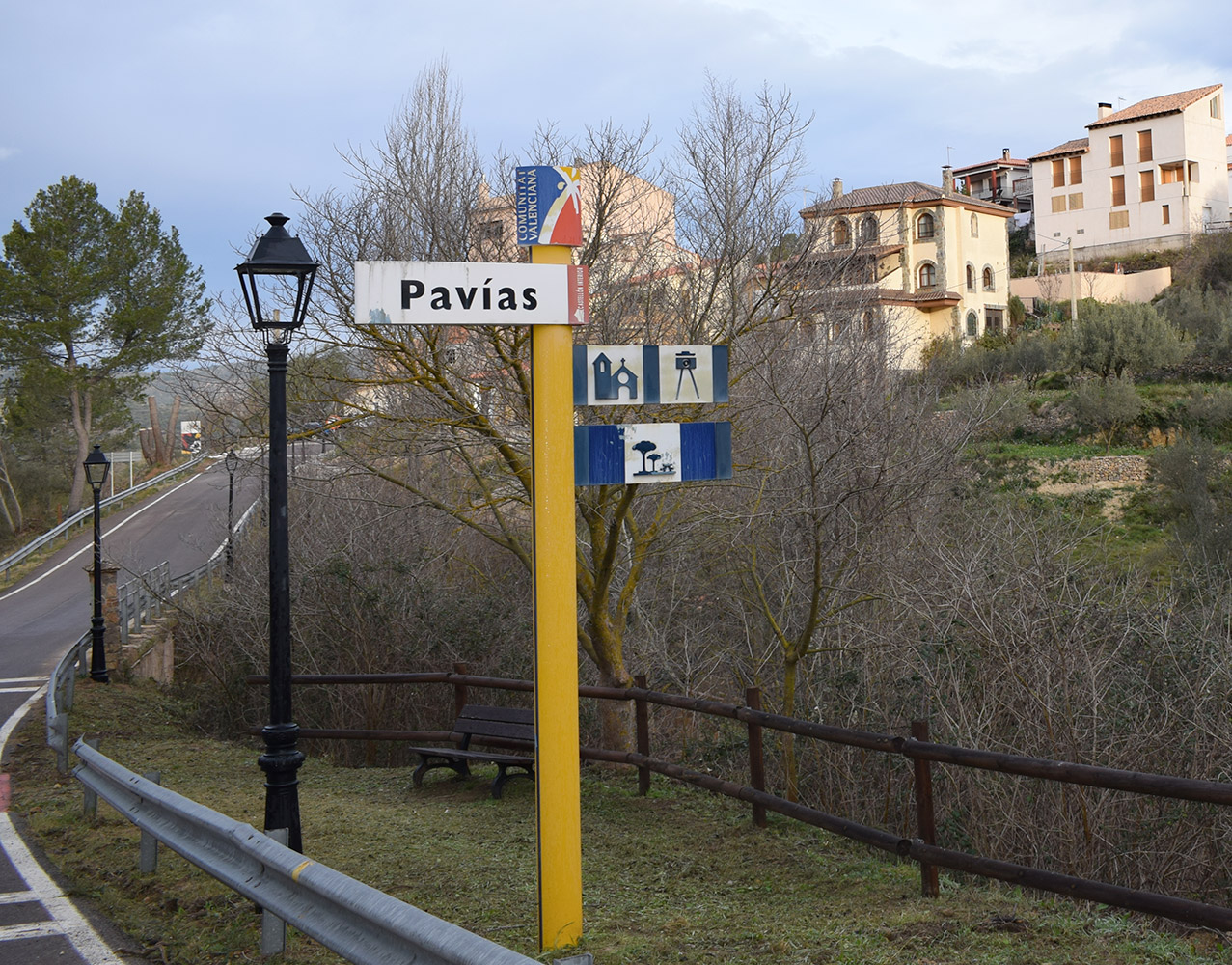 Entrada al pueblo de Pavías